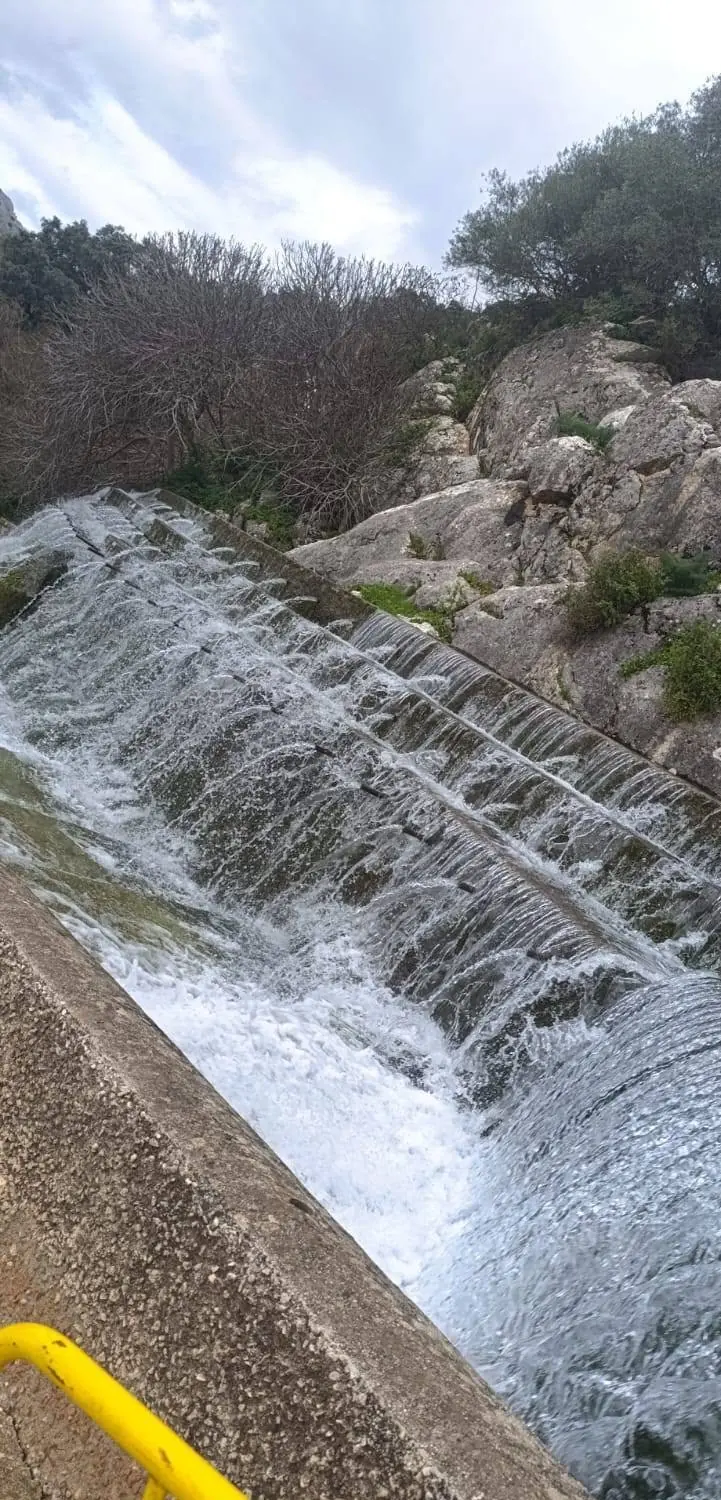 Caída de agua en la Fuente de los Cien Caños