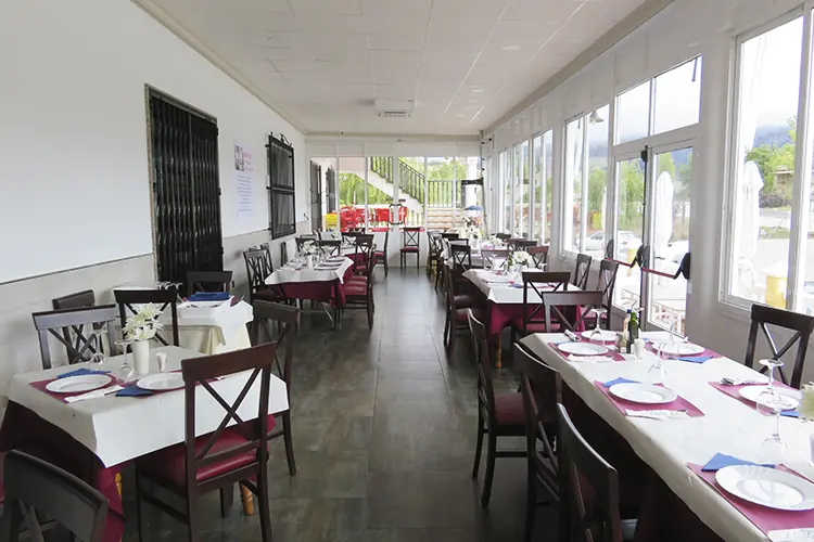 Vista longitudinal del salón exterior