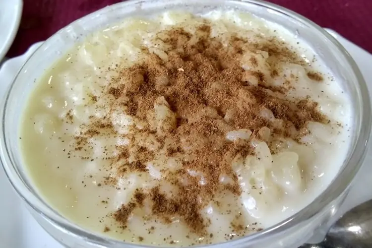 Arroz con leche casero con canela