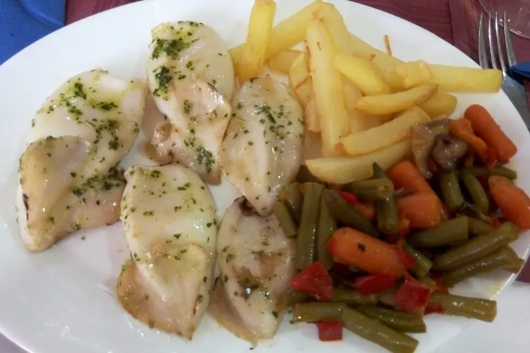 Filete de pollo con patatas y verduras
