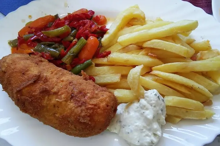 Flamenquín casero con patatas y verduras