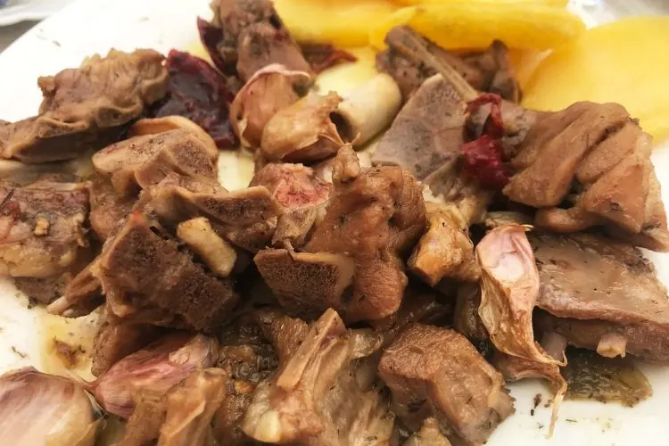 Plato de carne con guarnición servido en Venta El Cortijuelo