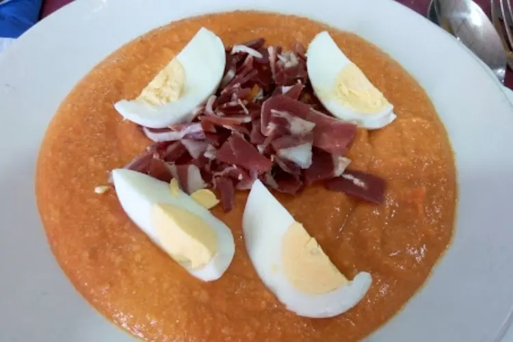 Porra fría con huevo y jamón serrano