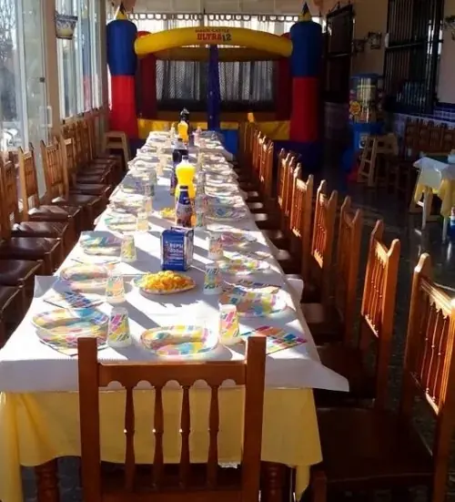 Salón exterior de Venta El Cortijuelo preparado para una celebración infantil
