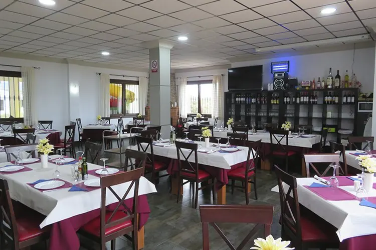 Salón comedor junto a la barra de Venta El Cortijuelo