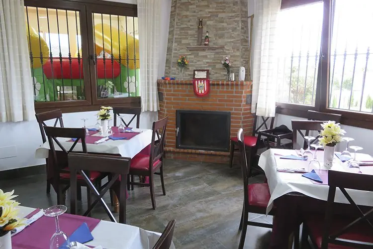 Salón con chimenea de Venta El Cortijuelo