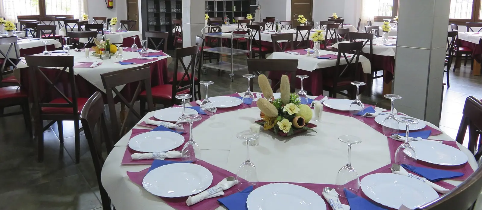 Salón de Venta El Cortijuelo preparado con mesas
