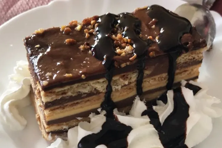 Porción de tarta de chocolate servida en Venta El Cortijuelo