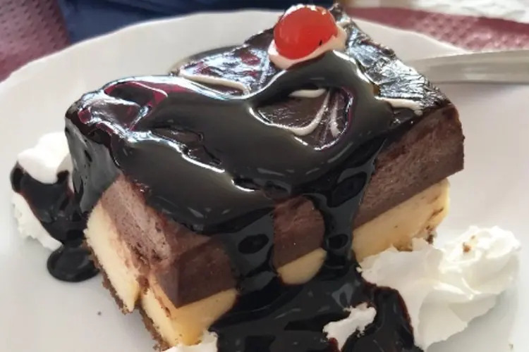 Postre de chocolate servido en Venta El Cortijuelo