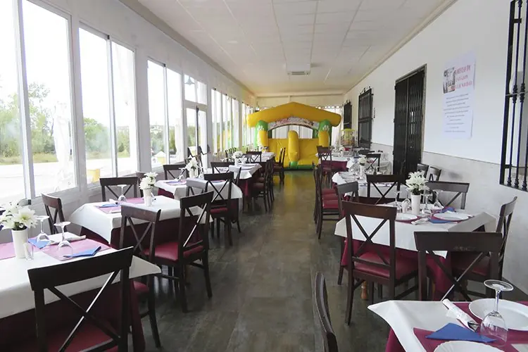 Vista longitudinal del salón exterior de Venta El Cortijuelo