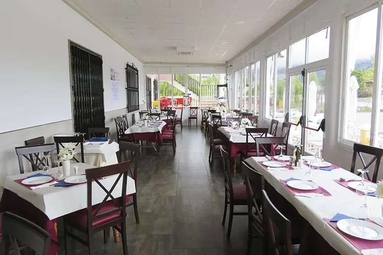 Salón exterior de Venta El Cortijuelo preparado con mesas