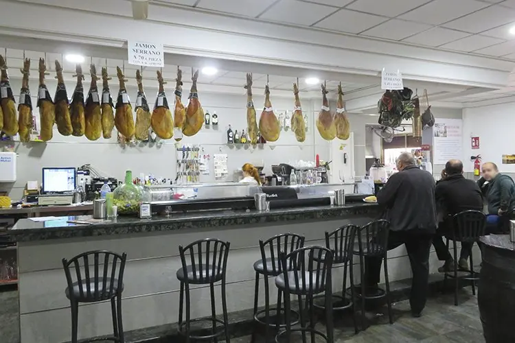 Barra y zona de cafetería de Venta El Cortijuelo